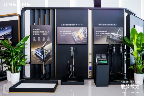 桌子上放了不同类型的电脑

AI 生成的内容可能不正确。