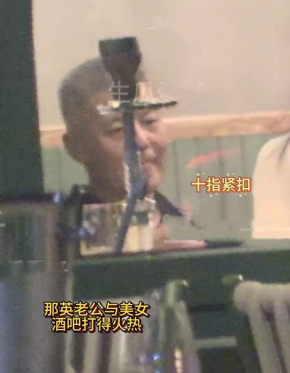 孟桐与女子互动照