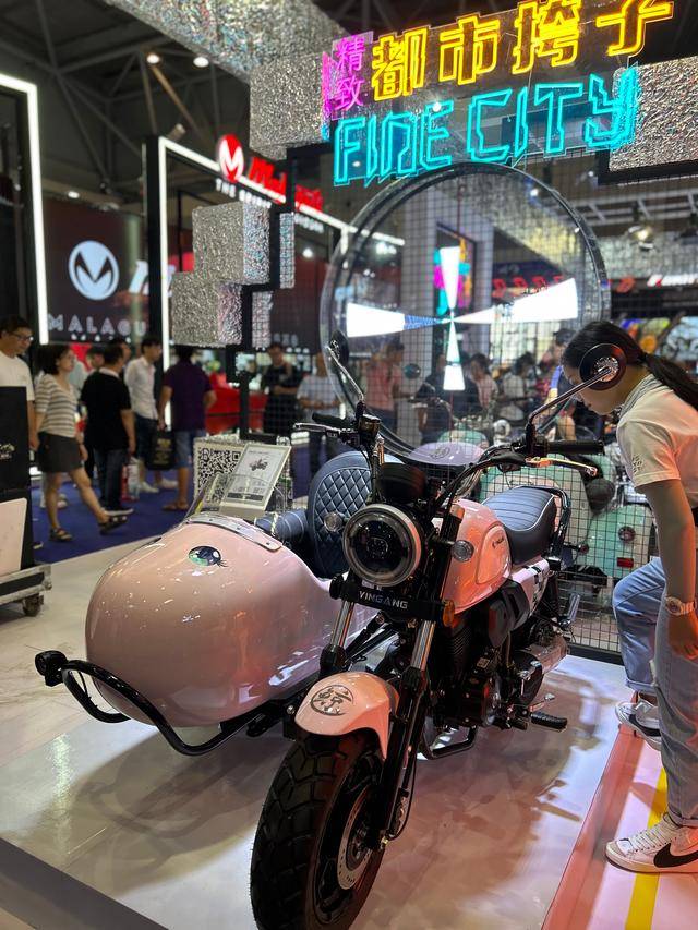 摩友聚会场景