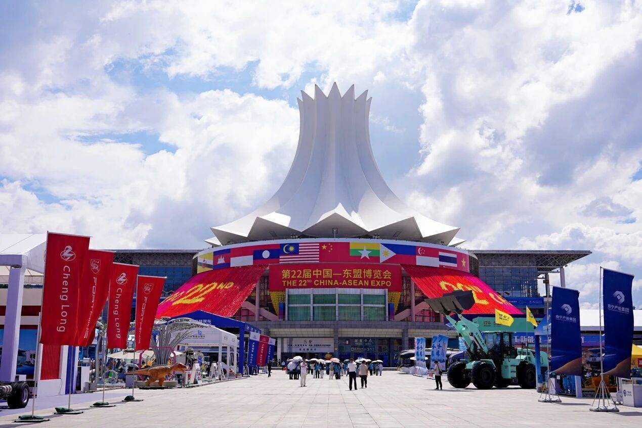 东风风行展台现场图