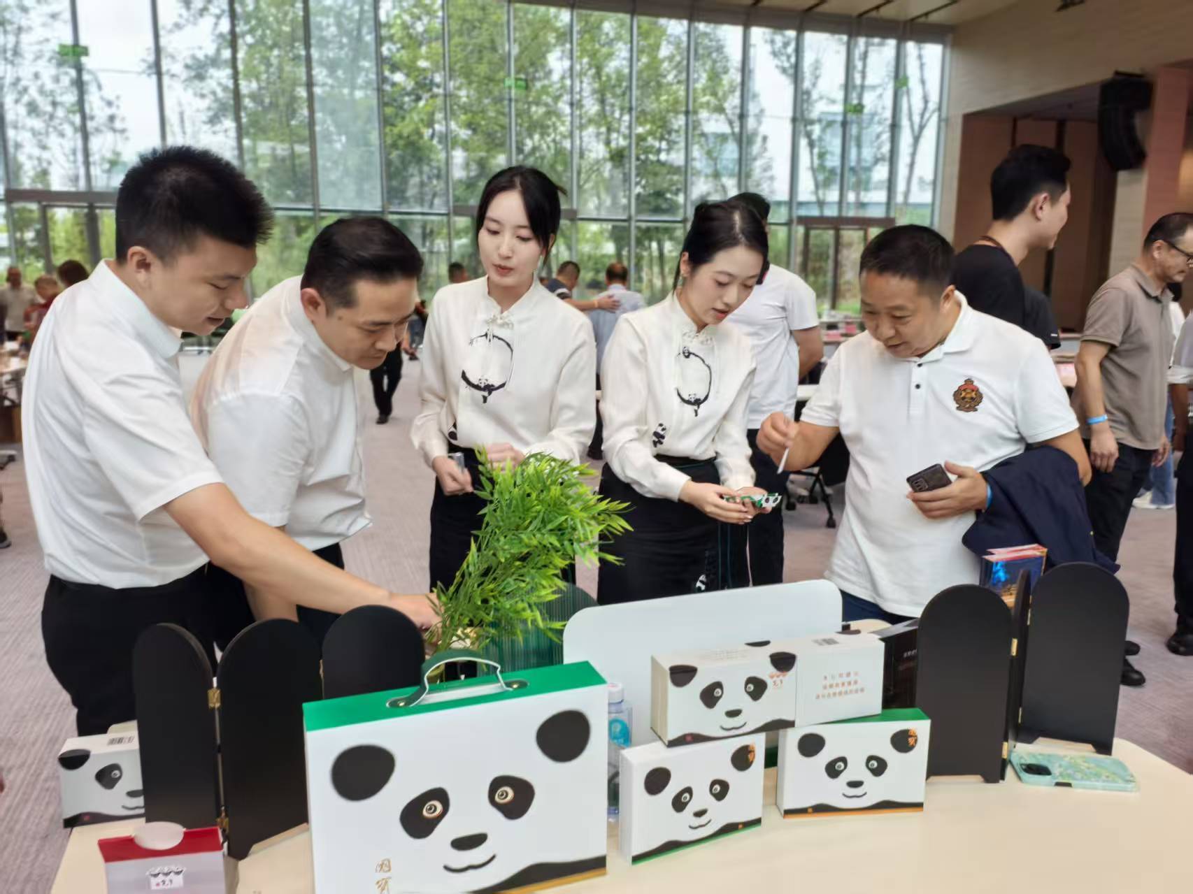 企业代表洽谈现场