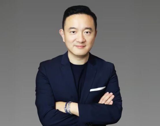 穿着西装笔挺的男子

AI 生成的内容可能不正确。