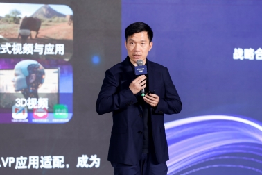 穿着西装笔挺的男子与配字

AI 生成的内容可能不正确。