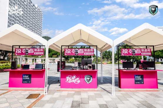 街道上有店铺的标志红色背景白色的字
AI 生成的内容可能不正确。