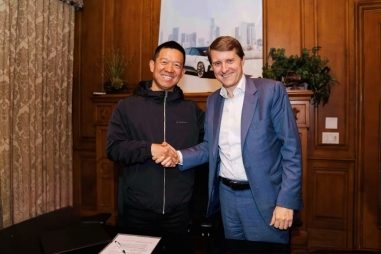 人站在门前合影

AI 生成的内容可能不正确。