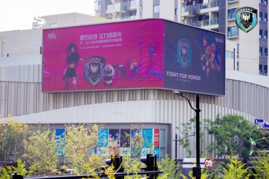 建筑上挂着商铺的招牌
AI 生成的内容可能不正确。