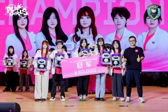 一群人站在壁报板前
AI 生成的内容可能不正确。