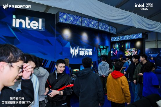 一群男人站在人群中

AI 生成的内容可能不正确。