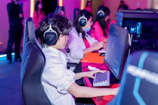 图片包含 室内, 人, 小孩, 小

AI 生成的内容可能不正确。