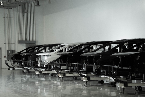 停机坪上一架飞机的黑白照片
AI 生成的内容可能不正确。