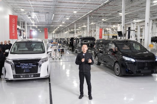 人站在汽车旁

AI 生成的内容可能不正确。