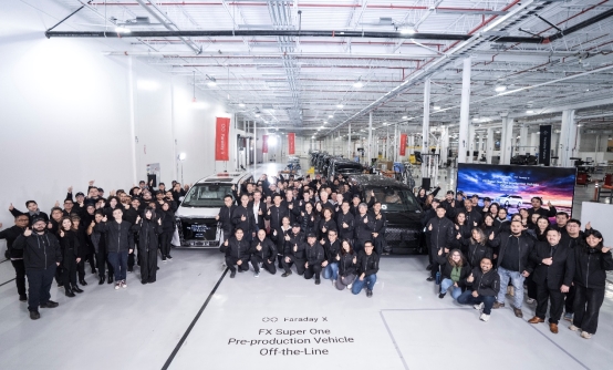 一群人在雪地上站着许多观众

AI 生成的内容可能不正确。