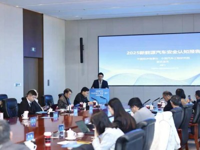 新能源车安全争议不断？专家科普与数据揭示真相，别再被误解误导！