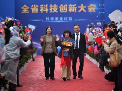 吃鱼不再怕刺！43岁女科学家高泽霞携全球首例无刺鱼成果亮相红毯