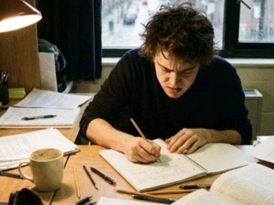 AI工具加速工作学习进程：读博时长能否因AI大幅缩短引热议