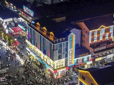 湖北荆州夫妻小吃摊年入百万，奋斗背后故事多，网友热议纷纷！