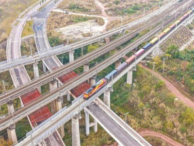 2026年首趟铁海联运专列启程 108台“重庆造”新能源车上路奔中东