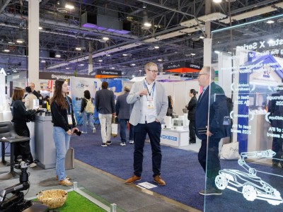 耐士劳CES首发NAVIA 6000 AWD:三重传感导航引领智能割草新变革