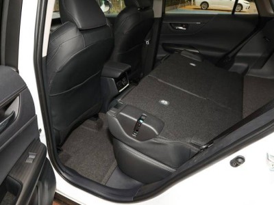 丰田凯美瑞：中级车典范，混动版4.1L超低油耗引领绿色出行