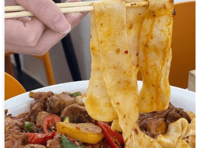 从新疆公路名菜到河南“省菜”：大盘鸡的奇妙“东迁”与本土化蜕变