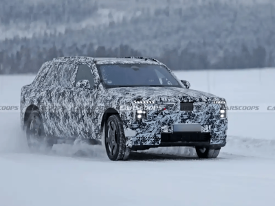 劳斯莱斯纯电SUV谍照引热议，“绿牌”成奢华电动化转型争议焦点