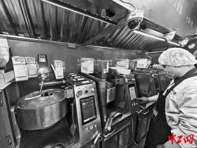 炒菜机器人“掌勺”七鲜小厨 赵奕军轻点屏幕开启智能烹饪新体验