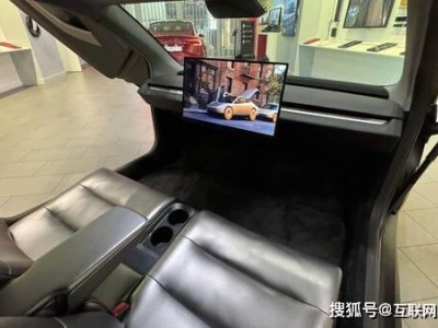 特斯拉Cybercab真容亮相：无方向盘踏板全屏操作，充电灵活还配摄像头清洗