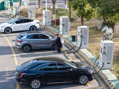 截至2025年底我国电动汽车充电设施超2000万 建成全球最大充电网络