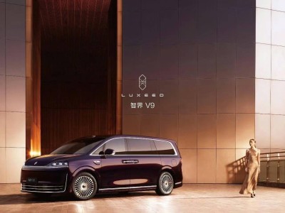 鸿蒙智行智界V9官图亮相，侧向迎宾光毯引关注，赵长江暗示更多惊喜