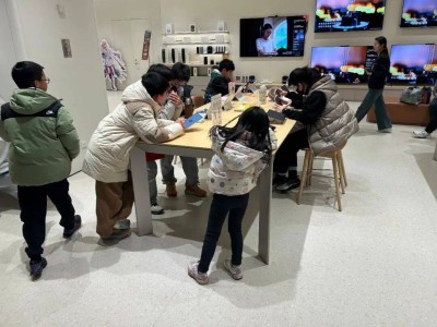 手机店成学生免费“游戏天地”？样机“后门”让防沉迷规定形同虚设