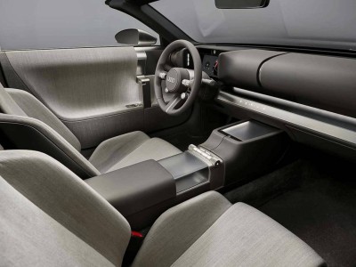 奥迪设计主管“炮轰”大屏：告别屏幕依赖，重塑豪华内饰质感