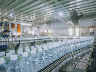 烧水喝还是买桶装水？揭秘微塑料风险，教你如何喝得更健康