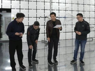 雷军直播穿劳保鞋引关注！展示姿势被赞曼妙 网友笑称可转行带货