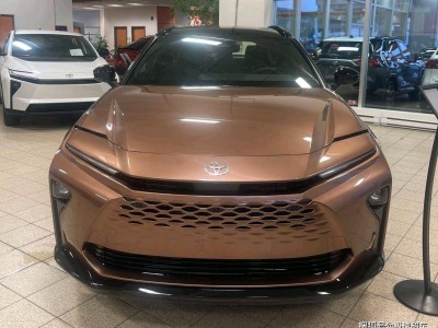 丰田皇冠PHEV版惊艳登场，强劲性能搭配动感设计，引领绿色出行新潮流