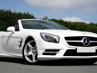 宝马降价后奔驰跟进，传统豪车“放下身段”背后是何产业逻辑？