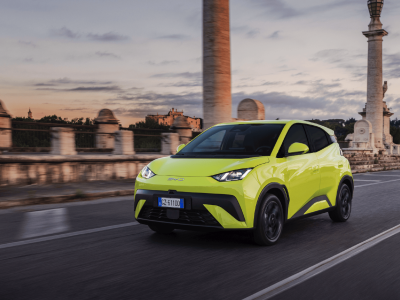 比亚迪登顶全球纯电冠军：技术领航与全球布局共筑中国汽车新辉煌