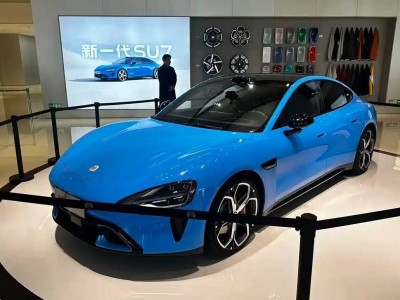 新小米SU7实车亮相门店！新增卡布里蓝车漆，续航升级Max版达835km