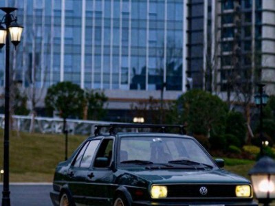 奔驰E300L三千公里实测：豪华体验拉满，但停车与油耗成甜蜜负担