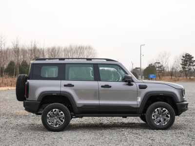 全场景出行新选择：BJ40燃油凭空间灵活与路况应对力成务实之选