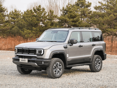 硬派越野新思路：BJ40燃油让城市通勤与远方探险实现温柔“共舞”