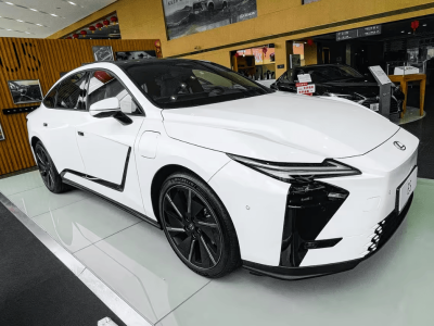 全新雷克萨斯ES实车亮相引热议：颠覆设计，是创新还是“失味”？