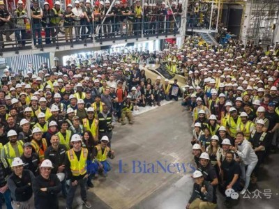 特斯拉Cybercab正式下线：无方向盘踏板设计，或开启无人驾驶新篇章