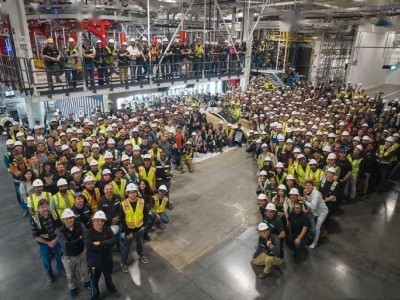 特斯拉Cybercab量产首台下线 得州工厂开启无方向盘自动驾驶新篇章