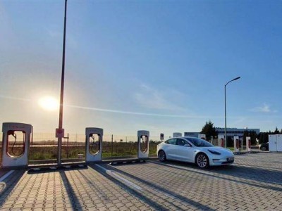 2026春节假期新能源汽车高速充电热：日均1180万度 同比增长超六成