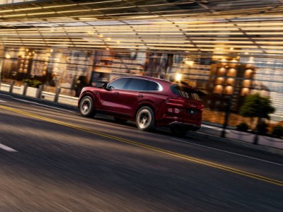 极氪8X以长续航大空间破局，为混动SUV长途出行立新标