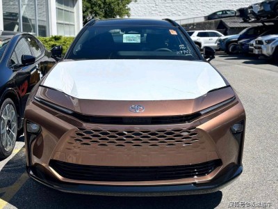 新款丰田皇冠轿车惊艳登场，独特设计彰显非凡魅力引领潮流