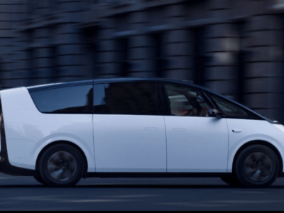 理想MEGA空间设计惊艳：二排旋转90度秒变横向零重力座椅 家庭出行新选择