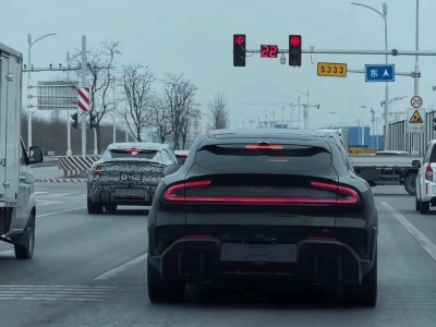 小米YU7 GT无伪装路试谍照现身，黑化车身配红点缀，极速300km/h引期待