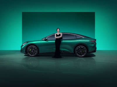 极狐新阿尔法S5潮色来袭,以时尚美学与科技锋芒征服年轻心