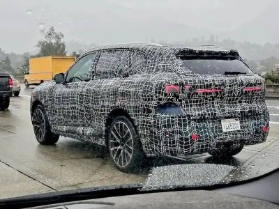 下一代宝马X5谍照来袭：翼型门把手+重大内饰升级 或推纯电版